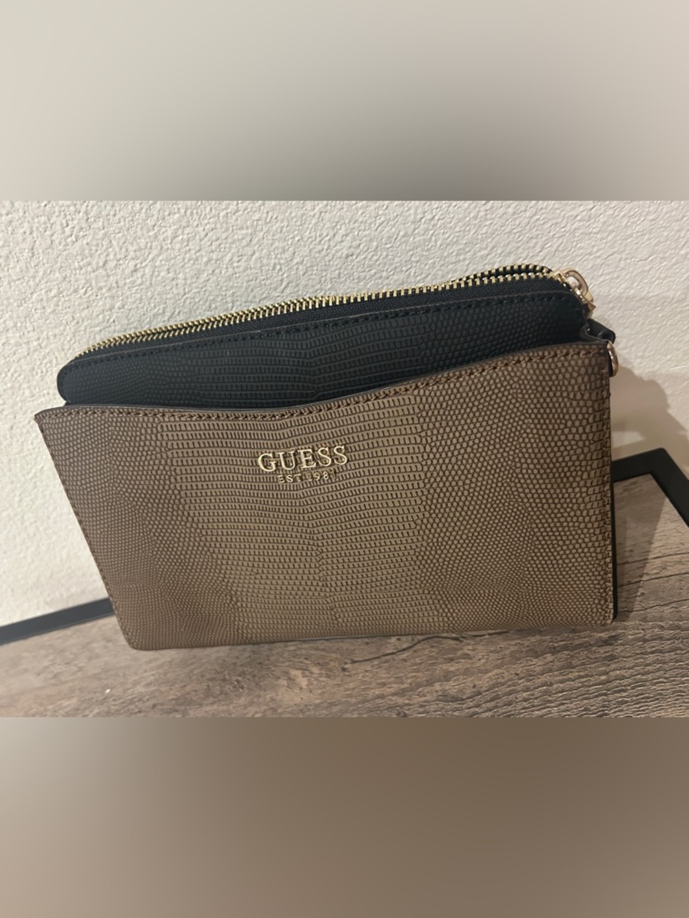 NWT Guess crossbody and wallet set
Faux snake pattern dark tan/brown and black